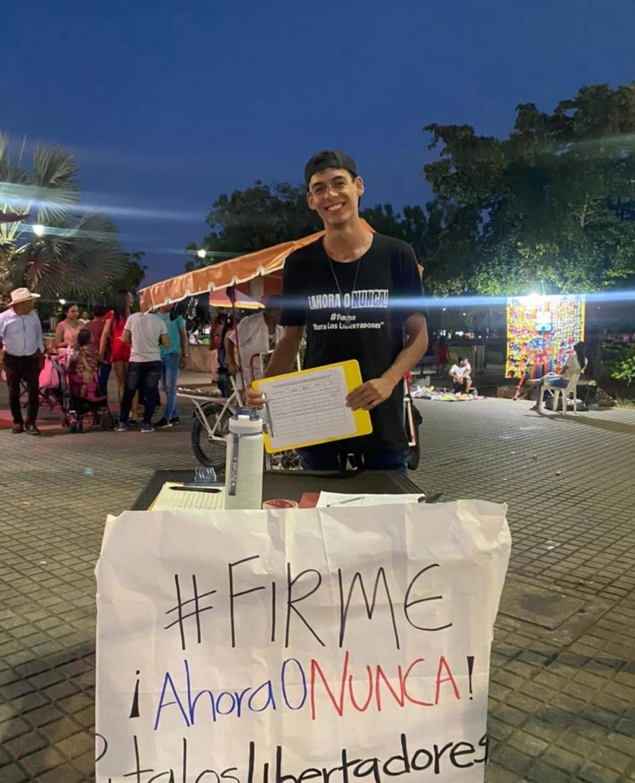 Recogiendo firmas en la calle